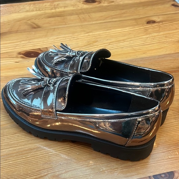 Bandolino Silver Flats with Tassels and Black Sole 8M - Picture 5 of 9